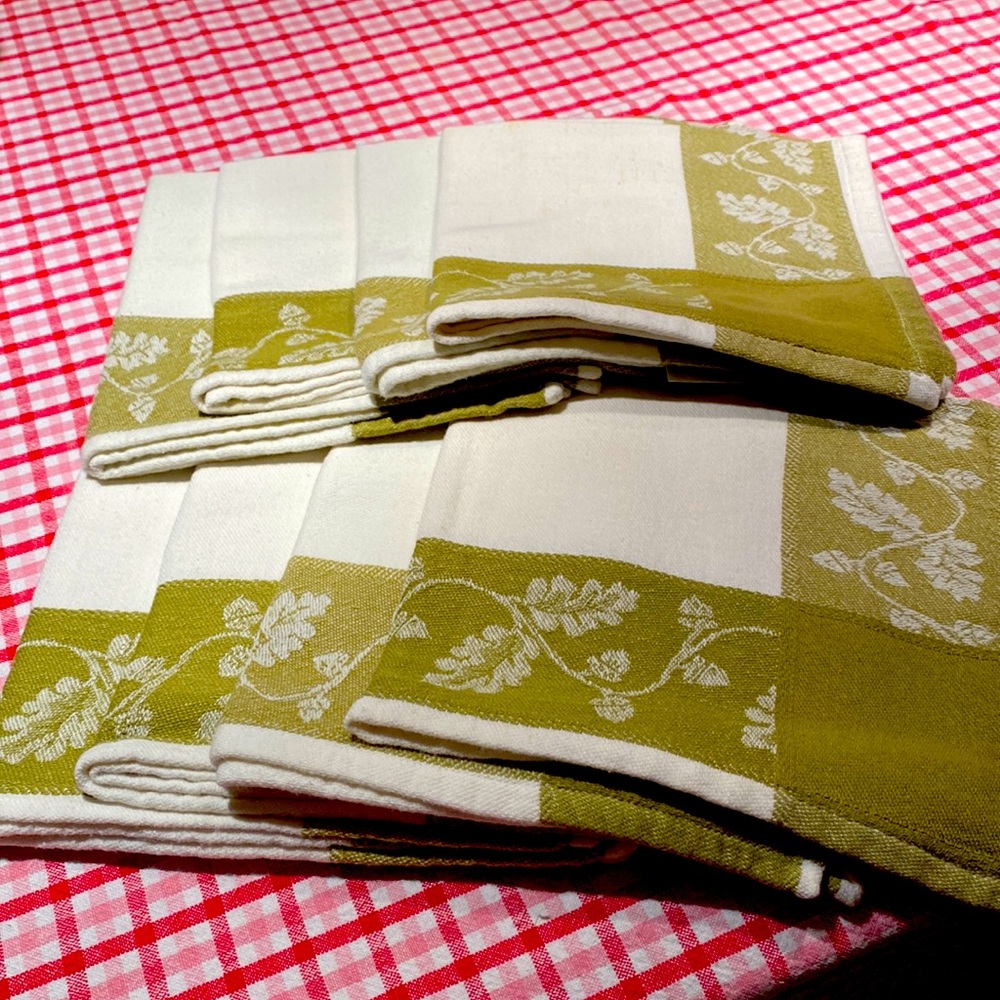 Set of 8 cloth napkins 16 inches square. Green and white Nice for holiday meals